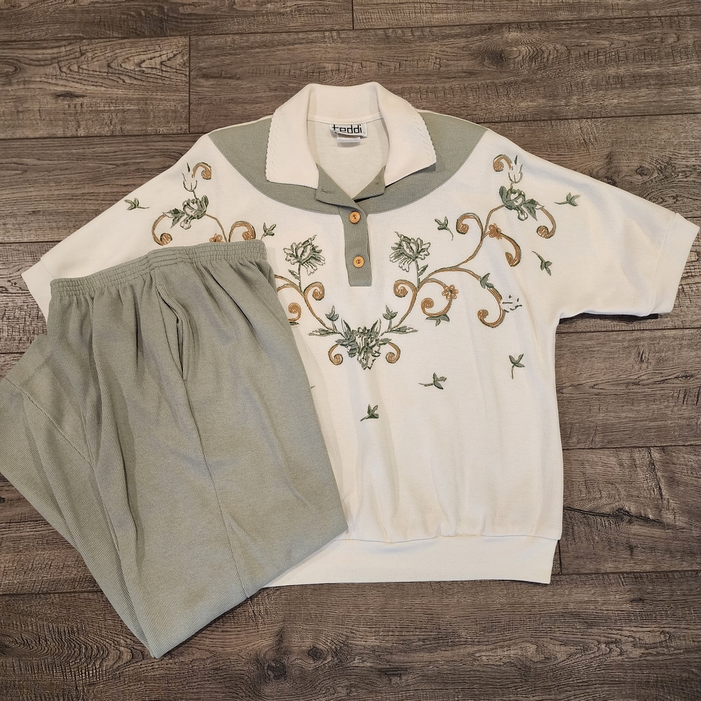 VTG Teddi Womens Top Pullover Embroidered Short Sleeve and Size Small Pant Set